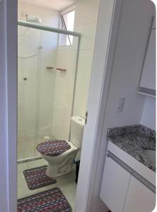 un bagno con wc e doccia in vetro di Apartamento proximo centro a Poços de Caldas