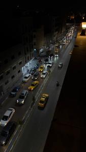 的黎波里فندق الجرات的一群汽车在晚上驶向城市街道