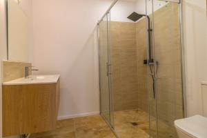 Et badeværelse på chambre avec salle de bain privative + 2 billeder