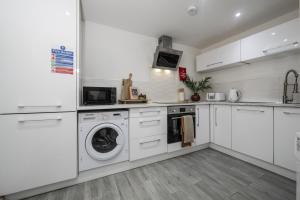 Kuchyň nebo kuchyňský kout v ubytování 1-Bed Flat Near Gloucester Cathedral & Historic Docks