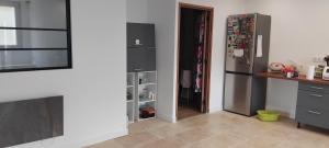 Kuchyň nebo kuchyňský kout v ubytování chambre avec salle de bain privative