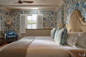 Un pat sau paturi într-o cameră la Le Quartier Francais +52 fotografii