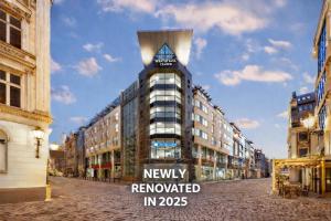 弗罗茨瓦夫Wyndham Wroclaw Old Town的一栋经过翻新的建筑的景色