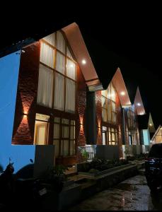 ein großes Backsteingebäude mit Fenstern in der Nacht in der Unterkunft Carika Cabin in Diyeng