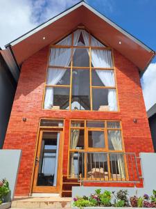ein großes Fenster an der Seite eines Hauses in der Unterkunft Carika Cabin in Diyeng