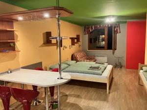 een kamer met een bed en een tafel met een kruis erop. bij Apartmán Ramzová - naRamzovou in Ostružná