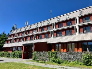 een gebouw met een bank ervoor bij Apartmán Ramzová - naRamzovou in Ostružná