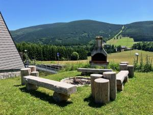 een groep banken op een veld bij Apartmán Ramzová - naRamzovou in Ostružná