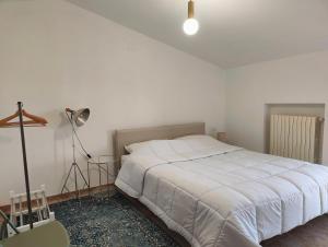 una camera con letto bianco e lampada di Casa Viola della Maiella a Pennapiedimonte