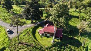 een uitzicht op een huis met een rood dak bij San Vicente Mountain in Colón