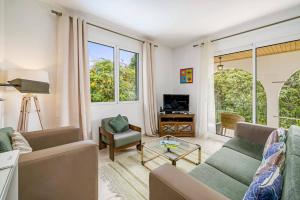a living room with a couch and a table at Villa Casa Amelia Dio by Villa Plus in Caniço