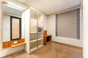 a dressing room with a window and a mirror at Treebo Premium Nagpur Automotive Square in Nagpur +69 photos