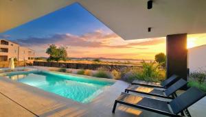 Bazén v ubytování Villa 1 nebo v jeho okolí + 54 fotografií