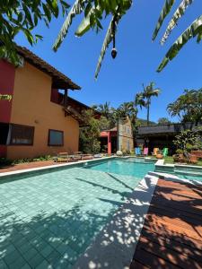 una piscina davanti a una casa di Pousada Preamare a Ubatuba