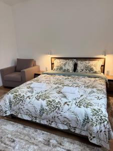 En eller flere senge i et værelse på Casa Crisan