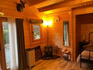 een slaapkamer met een bed en een fornuis. bij Glenhill Lodge in Roybridge