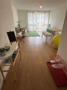 un soggiorno con pavimento in legno e tavolo di Lido Sea Apart a Funchal