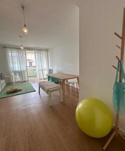 un soggiorno con tavolo e palla verde di Lido Sea Apart a Funchal