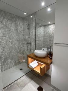 un bagno con lavandino e doccia di Lido Sea Apart a Funchal