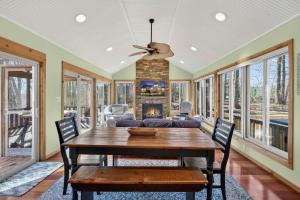 een eetkamer met een tafel en een open haard bij 3 Fireplaces Hot Tub Fire Pit Deck Pool Access in Hedgesville