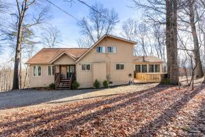 een huis in het bos met een oprit bij 3 Fireplaces Hot Tub Fire Pit Deck Pool Access in Hedgesville