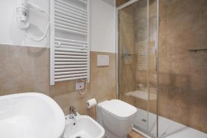 een badkamer met toilet, douche en wastafel bij B&B Le Stanze del Duomo in Florence +202 foto's