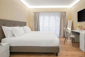 een slaapkamer met een bed, een bureau en een raam bij B&B Le Stanze del Duomo in Florence