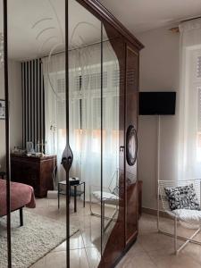 un salon avec une vitrine dans une pièce dans l'établissement B&B Altea, à Pescara