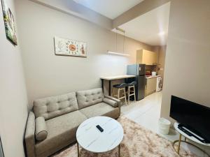 un soggiorno con un divano e un tavolo di Majestic Residence KLCC By Alfa a Kuala Lumpur