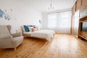 een woonkamer met een bank en een tv bij Amrita in Golčŭv Jeníkov