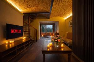 een woonkamer met een bank en een tafel met kaarsen bij Amrita in Golčŭv Jeníkov +3 foto's