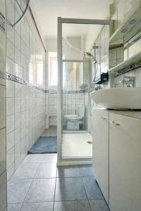 een badkamer met een wastafel en een toilet bij Amrita in Golčŭv Jeníkov