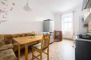 een keuken met een houten tafel en een koelkast bij Amrita in Golčŭv Jeníkov