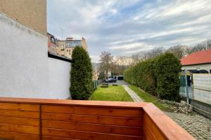 een houten hek aan de zijkant van een huis bij Amrita in Golčŭv Jeníkov