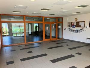 een lobby met glazen deuren en een tegelvloer bij Apartmán Ramzová - naRamzovou in Ostružná