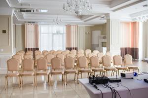 una sala conferenze con una fila di sedie e un tavolo di Hotel Cztery Pory Roku BUSINESS & SPA a Bielsk Podlaski