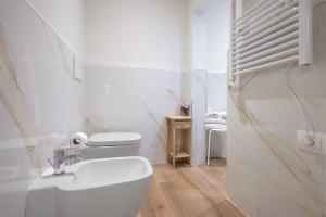 ein weißes Badezimmer mit Toilette und Waschbecken in der Unterkunft B&B Le Stanze del Duomo in Florenz
