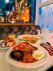 een tafel met twee borden met ontbijtproducten erop bij Caboose in Salisbury