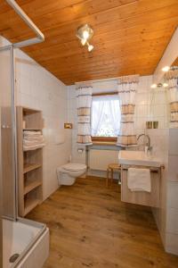 Et badeværelse på Almerhof - Waldferienhof Almer