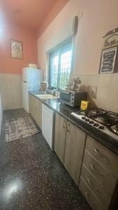 una cocina con fregadero y estufa horno superior en Hayek Guest Villa, en Bethlehem