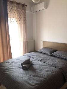 En eller flere senge i et værelse på Cozy flat in Kilkis