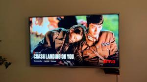 Μια τηλεόραση ή/και κέντρο ψυχαγωγίας στο Beautiful 2BD Farmhouse for 4-10 pax