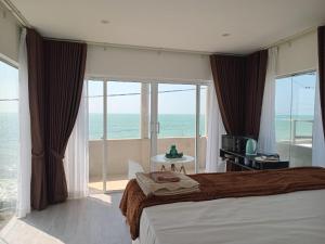 卡卢特勒Inuli Coco Hut的一间带床的卧室，可欣赏海景