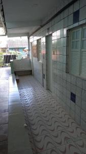 beschadigde gang van een gebouw met beschadigde vloer bij Pousada Mamulengo in Porto De Galinhas