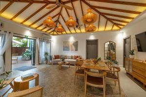 een woonkamer met een houten plafond bij Villa Soulmate in Fehendhoo