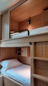 een slaapkamer met 2 stapelbedden in een boot bij HOMIX Hotel in Singapore