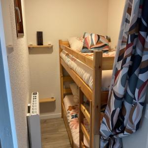 une chambre avec deux lits superposés dans une pièce dans l'établissement La Résidence Le Belvédère - Avec Balcon, à Le Tholy