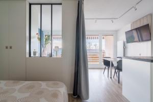 Il comprend un salon avec une cuisine et une table à manger. dans l'établissement La Résidence Le Belvédère - Avec Balcon, à Le Tholy