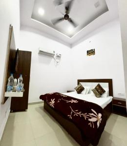 ein Schlafzimmer mit einem Bett und einer Decke in der Unterkunft Hotel heaven inn in Amritsar