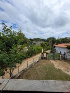 vista su un cortile con recinzione di Sítio Guanabara a Guaramiranga